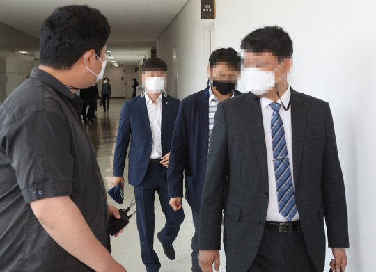 내부 정보를 이용해 부동산을 매입한 혐의를 받는 전 한국도로공사 전북본부 직원(오른쪽 두 번째)이 24일 오전 구속 전 피의자 심문을 위해 전주지법 법정에 들어가고 있다. 연합뉴스